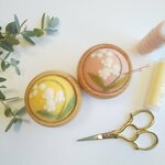 羊毛フエルト刺繍のころりんピンクッション（すずらん）
