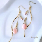 春色ピンクシェルとウェーブの揺れるピアス(春・ピンク・桜・シェル・しずく・ジルコニア・パール・螺旋・スリム・揺れる・上品)