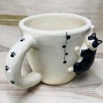 しがみ付きハチワレねっこのマグカップ