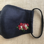 刺繍マスク　赤いバラと小花のブーケ　薄手濃紺リネンとダブルガーゼ　痛くならない柔らかな耳ゴム使用　ノーズワイヤー入り