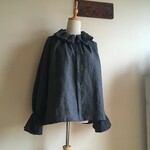 ヴィンテージ加工リネンで作ったラッフル襟＆ラッフル袖ブラウス