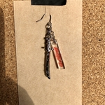 刀とガラスパーツ入りレジンの片耳ピアス