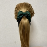 緑色の大人可愛い揺れるヘアリボンポニーフック　フリルサテンリボン