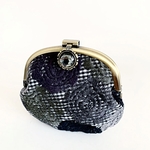 宝石みたいながま口ポーチ　薔薇刺繍×リバティ