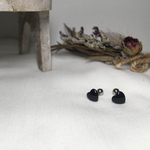 黒いハートの軟骨ピアス