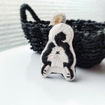 手刺繍ブローチ　黒柴のお尻
