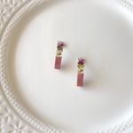 ku*momo𓆸𓇢 バイカラースティック 小ぶりレジン フラワーピアス