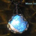 ★レインボームーンストーン天然石ネックレスペンダント★  by space-stone