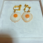 新作 目玉焼きイヤリング(無料でピアス変更可能)