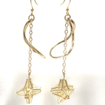 道しるべを見つける四芒星のピアス