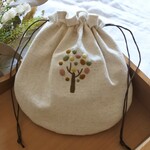 イロドリの木　手刺繍　巾着　ナチュラル