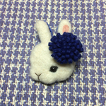 羊毛フェルトブローチ 花うさぎ