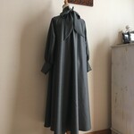 イタリア製ウールストレッチで作ったハイネックリボンフレアワンピース
