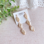 軽い✽ロングクリーム変形パール３連ピアス/イヤリング サージカルステンレス nonoacs