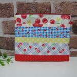 サクランボ柄のぺたんこポーチ
