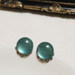 アクアブルーのカボションと透かしのピアス