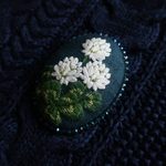 白詰草とクローバーの手刺繍ブローチビーズ飾り青緑