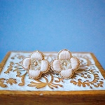 東欧のお花：手刺繍ピアス・イヤリング【ホワイト】