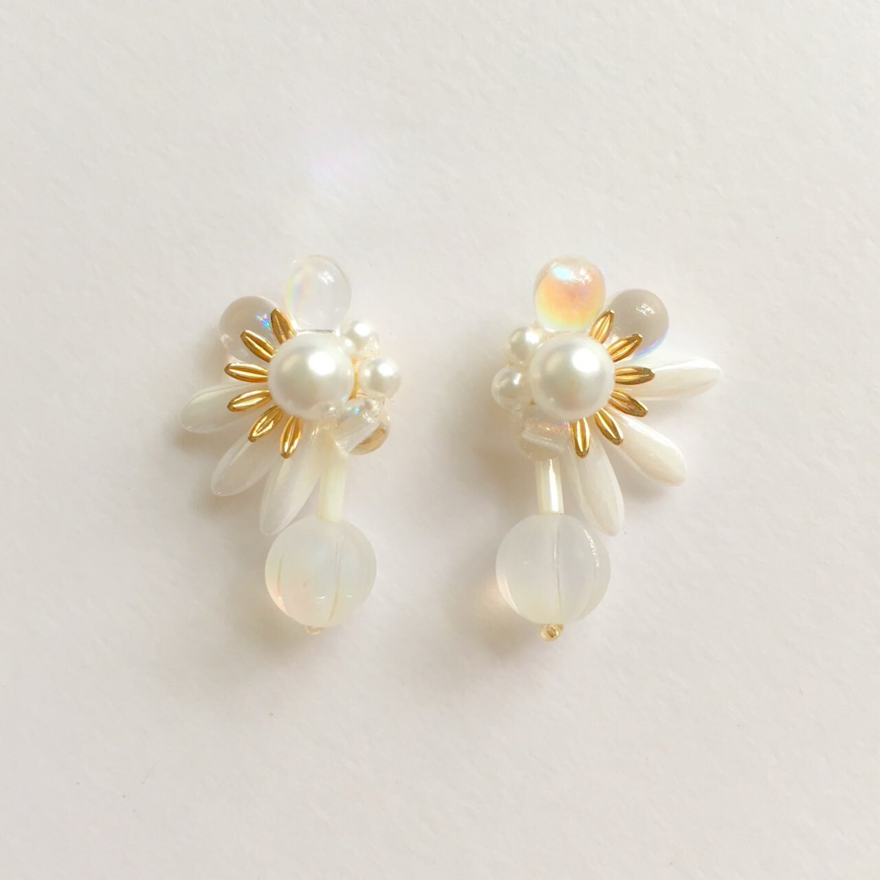 白いふくろうさんのイヤリング ハンドメイド アクセサリー