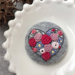 刺繍のブローチ