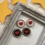 【sale 値下げ⭐︎送料無料】1000円→500円　ぷっくりハートの刺繍ピアス　ホワイト　サージカルステンレス　バレンタインセール