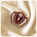 ビーズ刺繍ブローチ　CROWN (red)