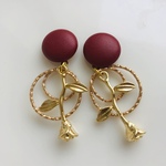 レッドカボションと薔薇チャームの耳飾り