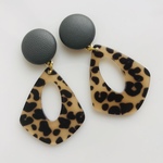 【グレー×ベージュ】マットカボション×アニマル柄チャームの耳飾り