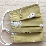 再3販⭐チャーム付き プリーツマスク　白花柄からし色　(ノーズワイヤー、フィルターポケット付きマスク　不織布マスクカバー