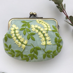 イエローグリーンの刺繍がま口（ライトグリーン）