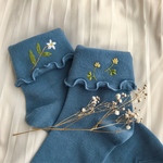 手縫い刺繍＊〜simple Flower〜左右柄違い靴下(くすみブルー)