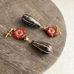 深い赤の花と大粒ドロップピアス