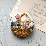 春の花かごブローチ　リネン刺繍　チューリップ&ムスカリ 38mm