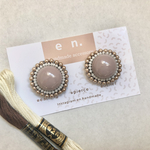 カボションとビーズのアクセサリー（モカ）　::ビーズ　刺繍　ビーズ刺繍　樹脂　樹脂イヤリング　樹脂ピアス　パール　大ぶり）