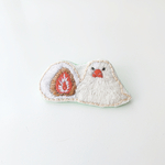 手刺繍ブローチ　文鳥と苺大福