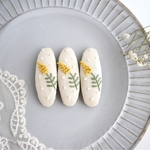 ミモザの刺繍パッチンピン