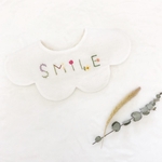 【SMILEスタイ】愛された証を未来に紡ぐ「お守り刺繍」baby bib SMILE