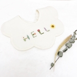 【スタイ】愛された証を未来に紡ぐ「お守り刺繍」baby bib HELLO