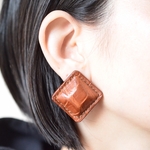 Crocodile Airas~square~【レザーピアス】 “Cognac”