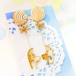 キャンディみたいな風船に乗った トラ柄の猫 ピアス イヤリング お菓子  マーブル  ネコ ねこ ゆらゆら はちみつ ロイヤルハニー  黄色  