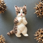 羊毛フェルト　立ち猫　キジトラブローチ