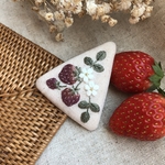刺繍✴︎いちごのパッチンピン✴︎L