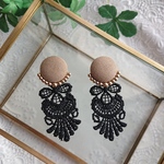 【ベージュ×ブラック】くるみボタン×刺繍レース