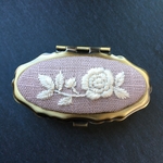 静寂に咲くバラ　リネン刺繍　ピルケース/小物入れ アンティークゴールド