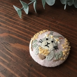 【ブローチorヘアゴムorパッチンピン】うさぎ刺繍　梅