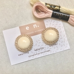 カボションとビーズのアクセサリー（ベージュ） ::ビーズ　刺繍　ビーズ刺繍　樹脂　樹脂イヤリング　樹脂ピアス　大ぶり　パール::