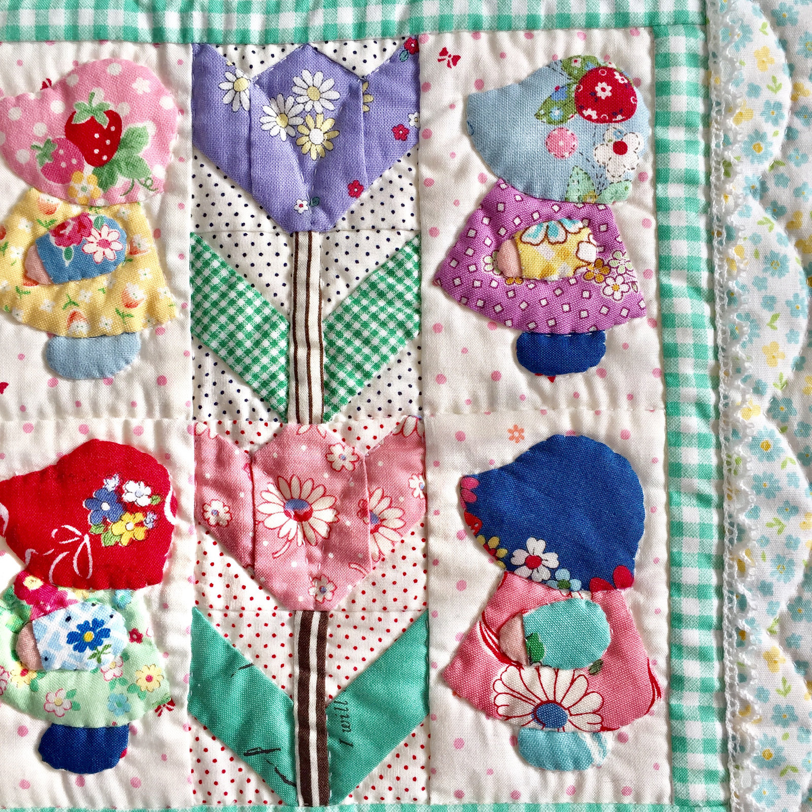 パッチワークキルト　ハンドメイド パッチワークキルト・チューリップのミニキルト