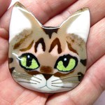 七宝焼・キジトラねこのブローチ（緑の瞳・やや幼め）
