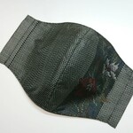 立体マスクⒸ【 本場大島紬 道引き柄 短冊寒芍薬 】フィルターポケット付き　2枚仕立て