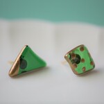 金継ぎ X ステンドグラス ピアス（グリーン、アシンメトリー)